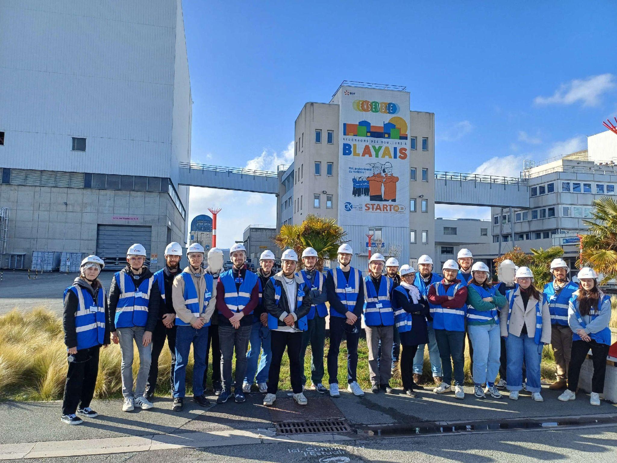 Le groupe devant la centrale 