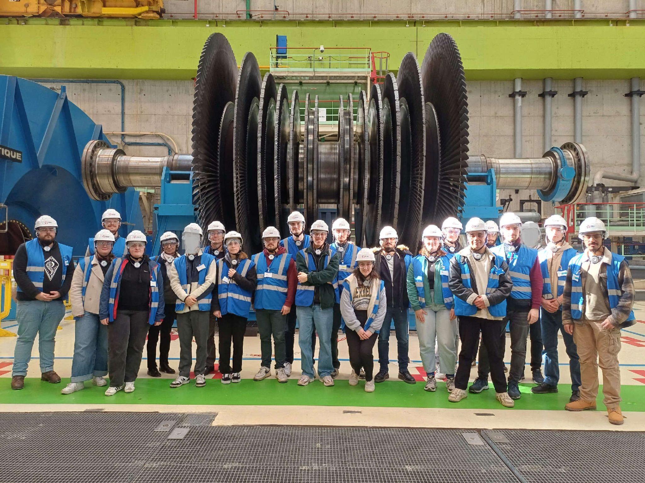Le groupe devant une turbine 