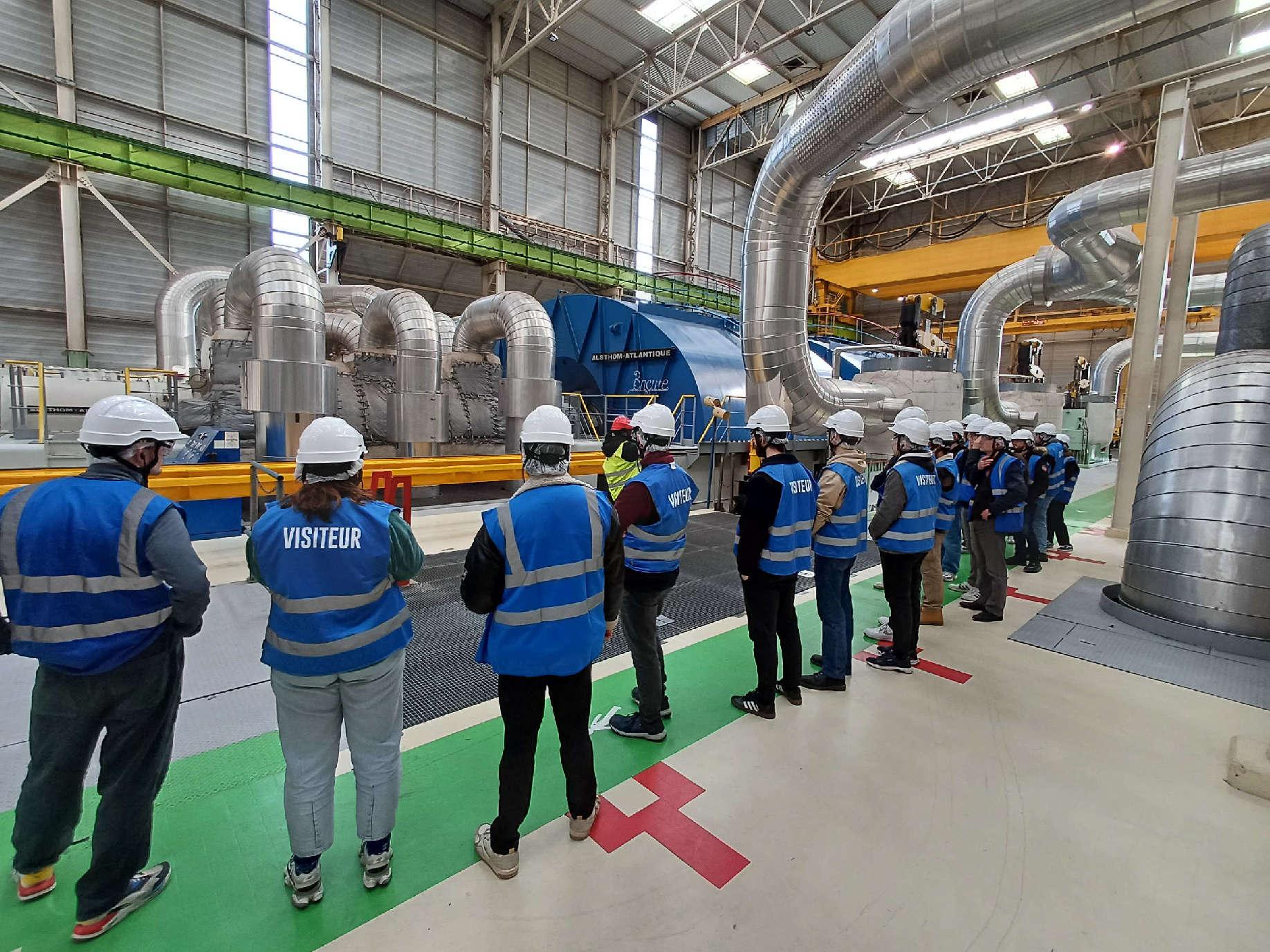 Le groupe devant la salle des machine/turbines 